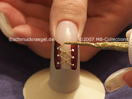 nail art liner in the colour gold-glitter