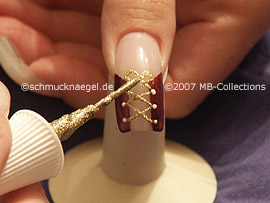 nail art liner in the colour gold-glitter