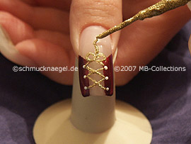 nail art liner in the colour gold-glitter