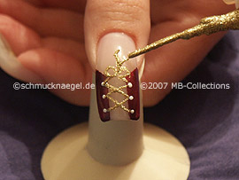 nail art liner in the colour gold-glitter