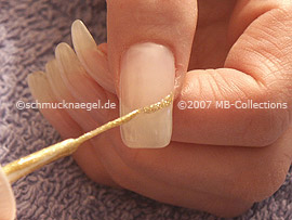 Nail art liner in the colour gold-glitter