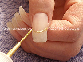 Nail art liner in the colour gold-glitter