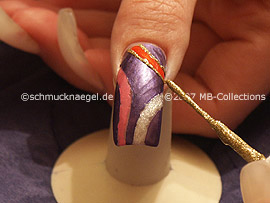 nail art liner in the colour gold-glitter