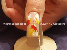 nail art liner in the colour gold-glitter