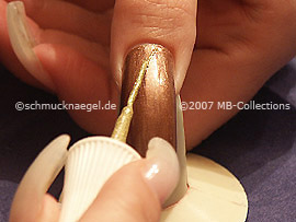 nail art liner in the colour gold-glitter