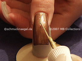 nail art liner in the colour gold-glitter