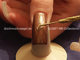 nail art liner in the colour gold-glitter