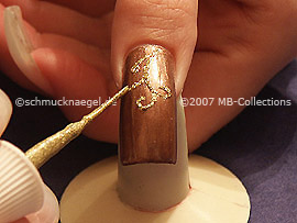 nail art liner in the colour gold-glitter