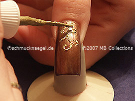 nail art liner in the colour gold-glitter