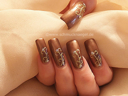 Nail art liner and polish for autumn motif