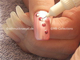 Nail art pen in the colours lavender and white