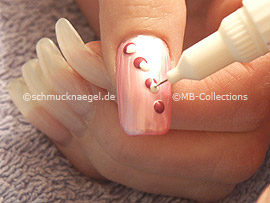 Nail art pen in the colours lavender and white