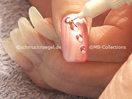 Nail art pen in the colour gold