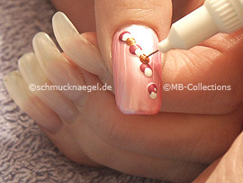 Nail art pen in the colour gold