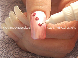 Nail art pen in the colours lavender and white