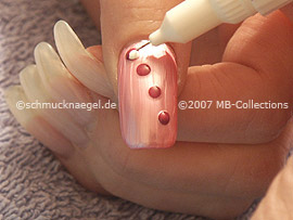 Nail art pen in the colours lavender and white