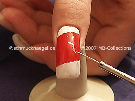 Nail art liner in the colour gold