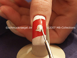 Nail art liner in the colour gold