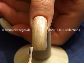 Nail lacquer in the colour bright beige