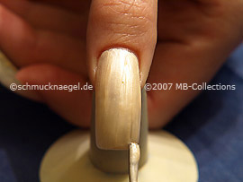 Nail lacquer in the colour bright beige