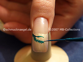 Nail art liner in the colour green