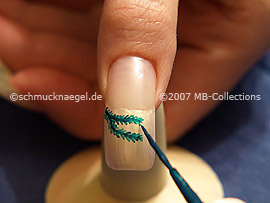 Nail art liner in the colour green