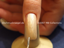 Nail lacquer in the colour bright beige