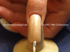 Nail lacquer in the colour bright beige